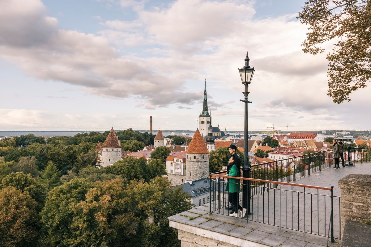 Stare Miasto w Tallinie, platforma widokowa Patkuli. Para oglądająca stare miasto z punktu widokowego