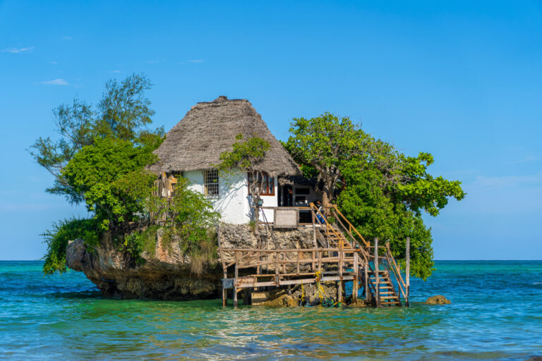 Restauracja The Rock położona na skale w Oceanie Indyjskim przy wybrzeżu Zanzibaru, Tanzania.