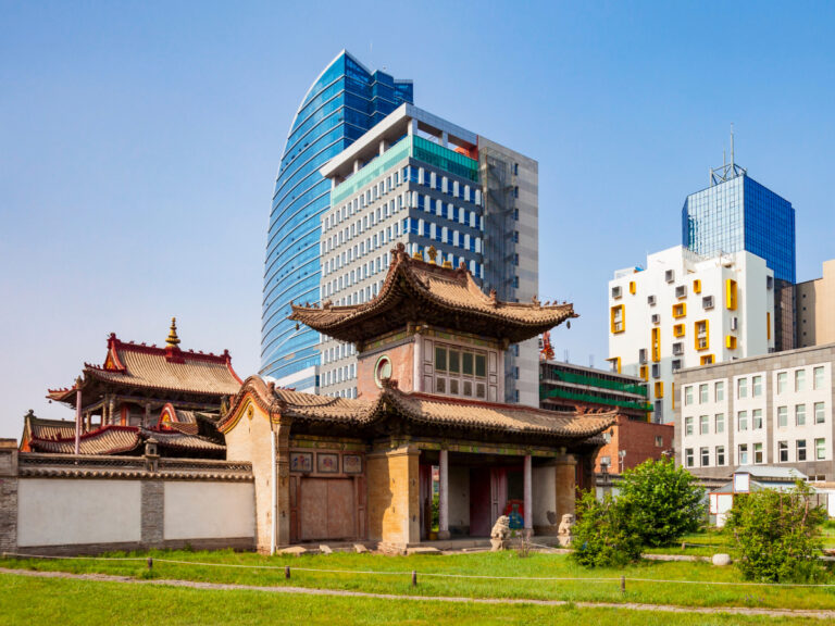 Buddyjski klasztor Choijin Lama Temple w Ułan Bator, stolicy Mongolii, na tle nowoczesnych wieżowców