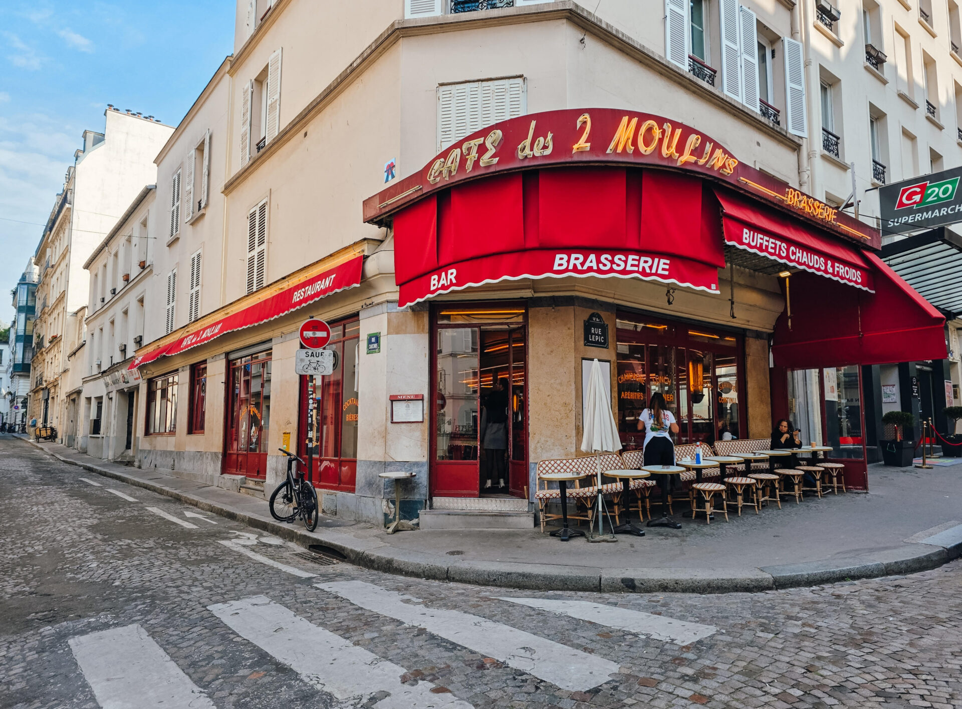 Weronika Szabelewska śladami filmowych bohaterów. Kawiarnia Amelii w Paryżu