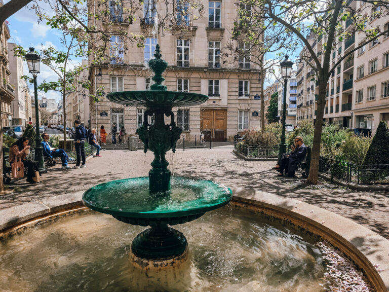 Weronika Szabelewska śladami filmowych bohaterów, fontanna z filmu Emily w Paryżu