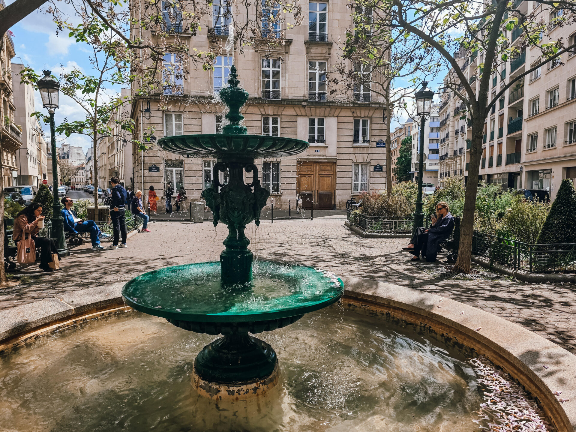 Weronika Szabelewska śladami filmowych bohaterów, fontanna z filmu Emily w Paryżu