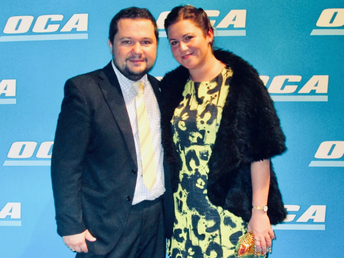 Kinga Eysturland podczas wydarzenia reklamowego OCA w Montevideo w 2014 roku, w towarzystwie męża Ivana