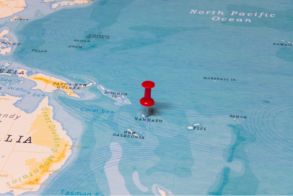 Mapa Oceanii z zaznaczoną lokalizacją Vanuatu na Oceanie Spokojnym – widok z bliska z czerwoną szpilką wskazującą wyspy