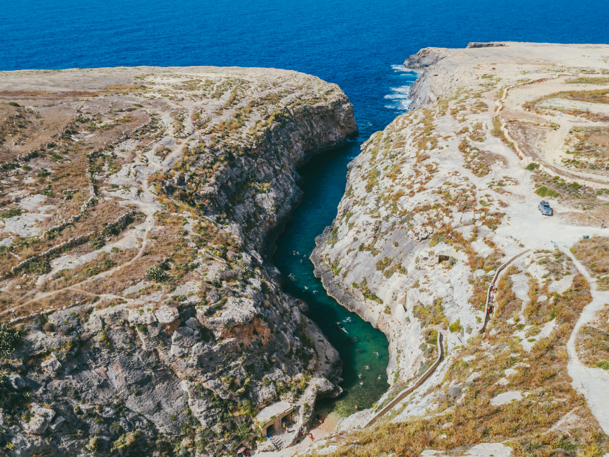 Wied il-Għasri na wyspie Gozo, Malta – wąska zatoczka otoczona wysokimi klifami, idealne miejsce do pływania i snorkelingu.
