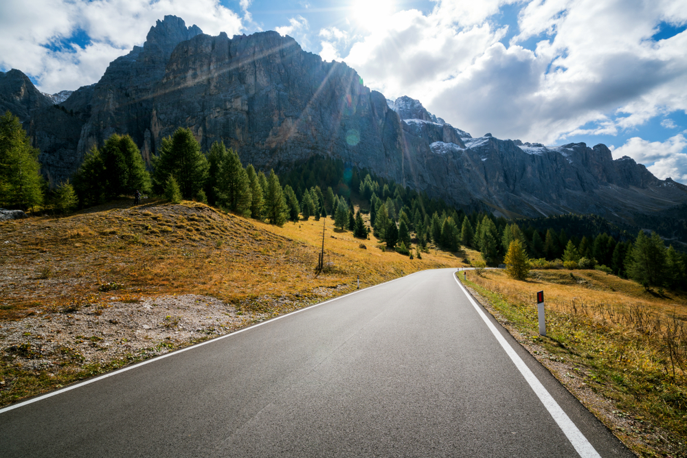 Malownicza droga przez Dolomity w okolicy przełęczy Passo Gardena we Włoszech