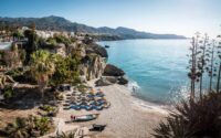 wybrzeże w Nerja, Malaga, Hiszpania © Shutterstock