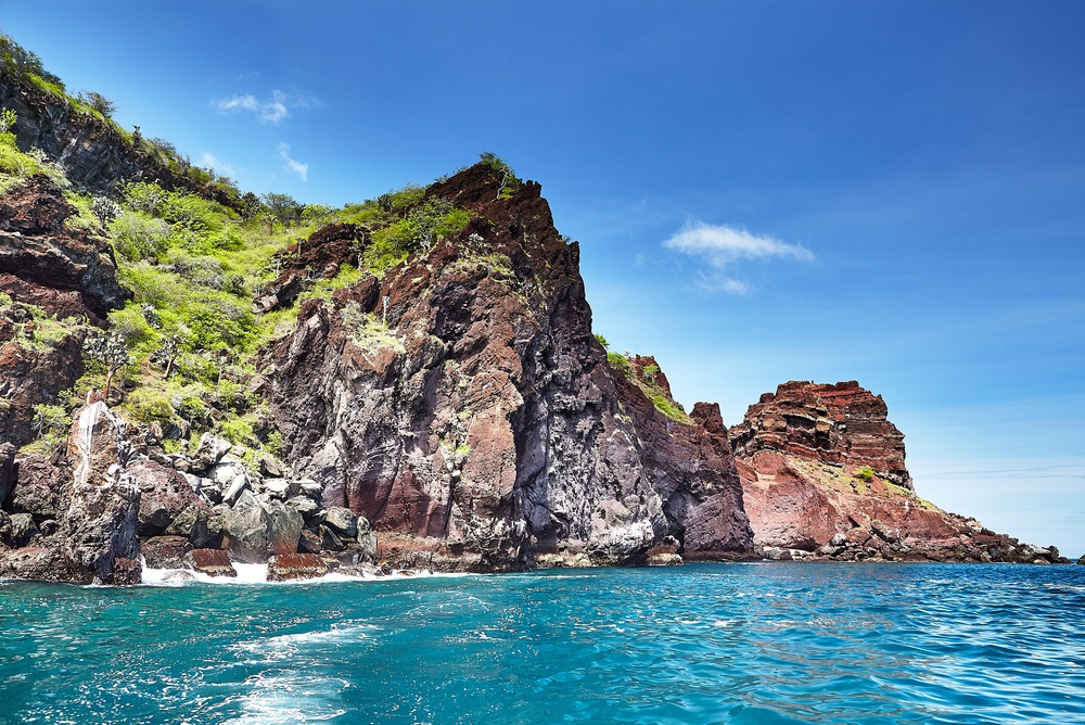 Skaliste klify pochodzenia wulkanicznego i turkusowe wody Oceanu Spokojnego na wyspach Galapagos w Ekwadorze