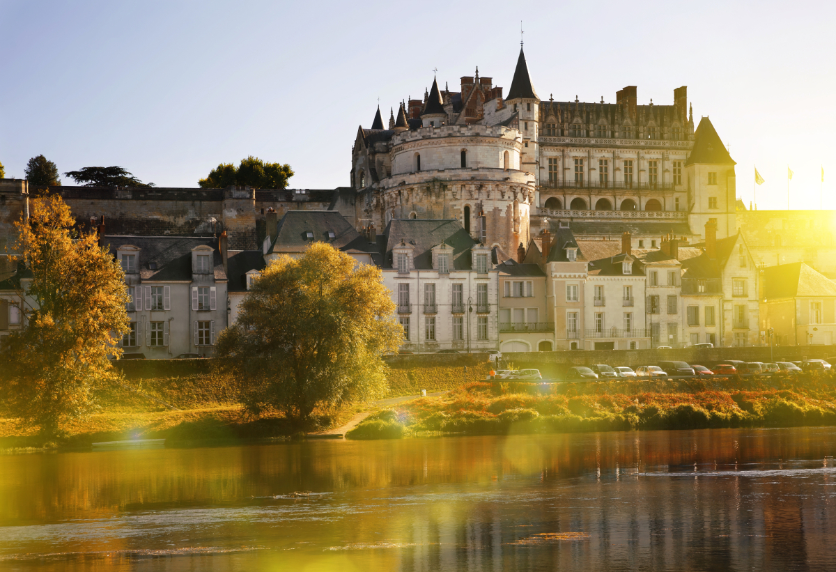 Zamek Amboise w Dolinie Loary we Francji, majestatyczna rezydencja królewska górująca nad miastem i rzeką.