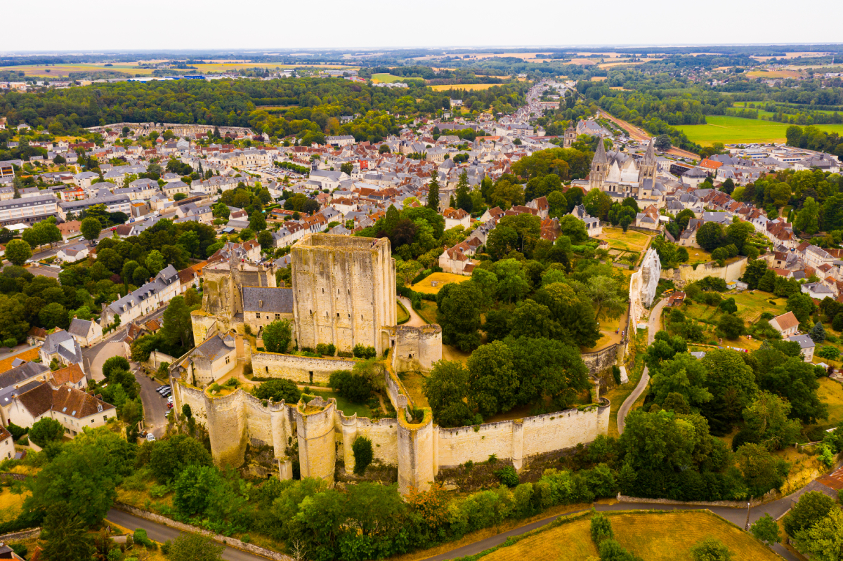 Zamek Loches w Dolinie Loary we Francji, widok z lotu ptaka na historyczne centrum miasta z imponującą warownią.