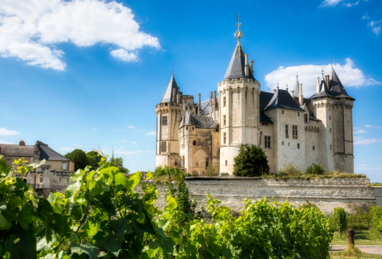 Zamek Saumur w Dolinie Loary we Francji, imponująca średniowieczna forteca z charakterystycznymi wieżami.