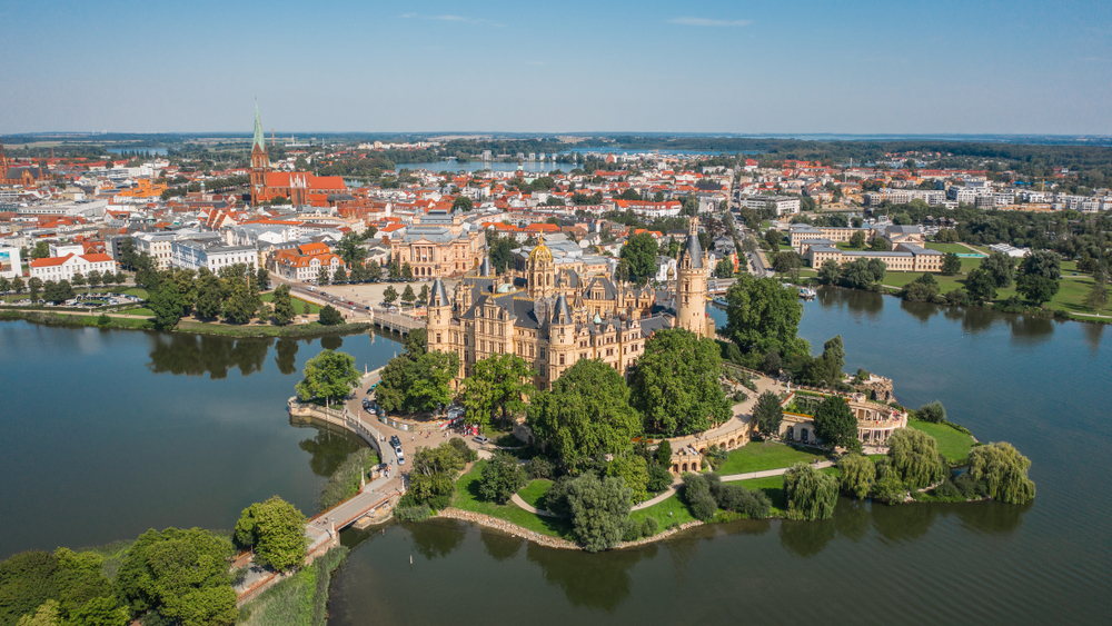 Zamek Schwerin w Niemczech widziany z lotu ptaka, położony na wyspie otoczonej jeziorami w centrum miasta Schwerin.