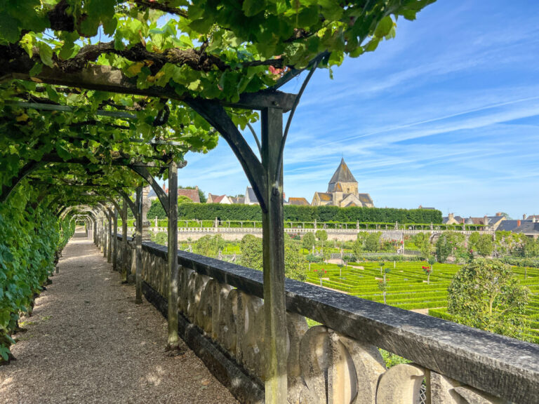 Zamek Villandry w Dolinie Loary we Francji, słynący z pięknych geometrycznych ogrodów i alejek z winoroślą.
