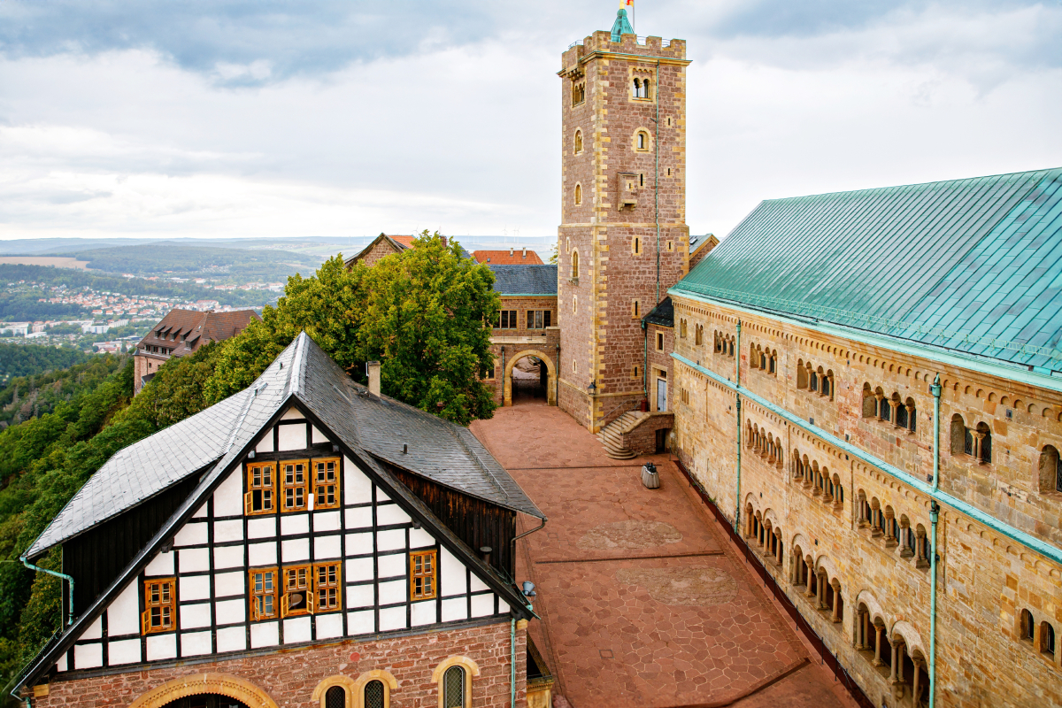 Zamek Wartburg w Niemczech, wpisany na listę światowego dziedzictwa UNESCO, widok z góry na dziedziniec i wieżę obronną.